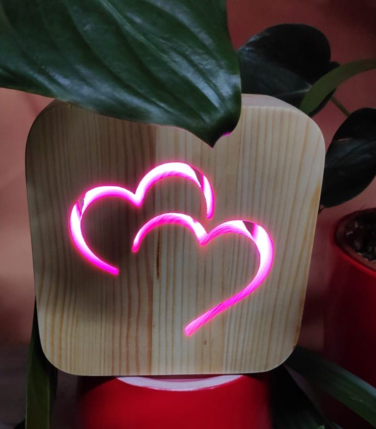 מנורת לד לבבות מחובקים♥